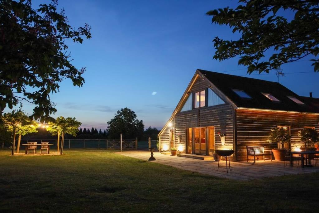 Moonlight Barn Villa แอสคอต ภายนอก รูปภาพ