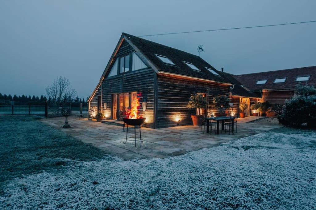 Moonlight Barn Villa แอสคอต ภายนอก รูปภาพ